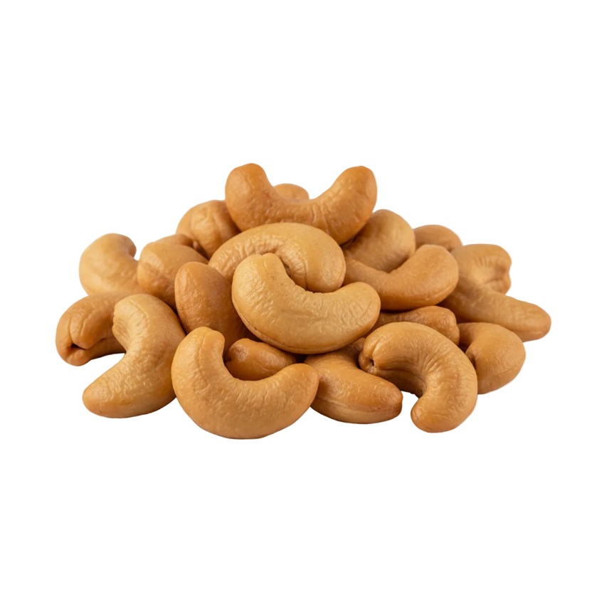 anacardi tostati senza sfondo. centrati nell'immagine. superficie degli anacardi lisci e non rugosi